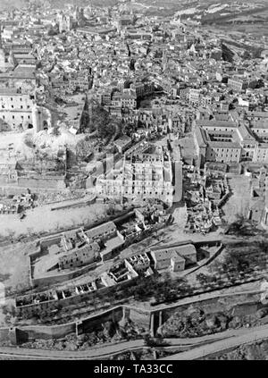 Foto di Alcazar di Toledo dopo la sua conquista il 26 settembre 1936. Sulla sinistra, la facciata distrutta dal fuoco d'artiglieria. Foto Stock