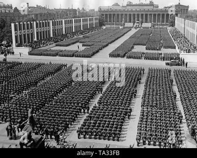 Foto dei combattenti della Legione Condor, che hanno intensificato nel Lustgarten dopo la parata. Stanno ascoltando il discorso di Adolf Hitler (sotto un baldacchino con la svastica) nella parte anteriore dell'Altes Museum di Mitte (Berlino) il 6 giugno 1939. Sulla destra e sulla sinistra ci sono il grand stand. A destra, una telecamera dolly. La foto è stata scattata dal tetto del palazzo di Berlino. Foto Stock