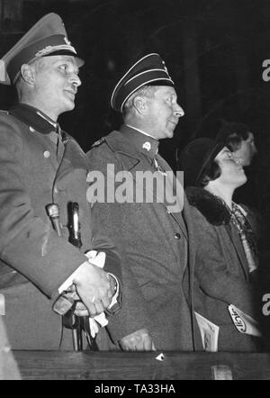 Il principe ereditario Wilhelm (secondo da sinistra) come uno spettatore ad un ippodromo. Foto Stock