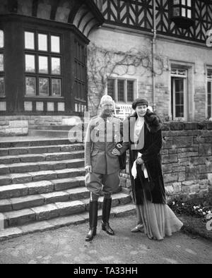 Il principe ereditario Wilhelm di Prussia con sua moglie Crown Princess Cecilie di Mecklenburg di fronte il Palazzo Cecilienhof. La foto è stata scattata in occasione del cinquantesimo compleanno del principe ereditario Wilhelm. Foto Stock