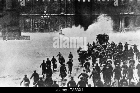 I bolscevichi attaccano il Palazzo d'inverno, la sede del governo di Kerensky. Foto Stock