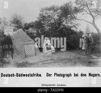 Il fotografo E. Hecker fotografie donne locali in abbigliamento europeo in tedesco Africa sudoccidentale. Foto Stock