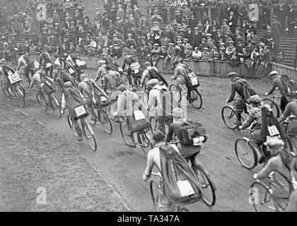 Vista della pista per il campionato di Paperboys del Scherl Casa Editrice sul Preussensportplatz in Berlino-tempelhof. I riders portare zaini. Foto Stock