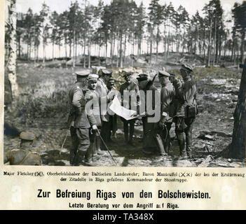 I capi militari del corpo libero "Divisione di ferro" e il Mar Baltico Landeswehr consultare un ultima volta prima dell'attacco sulla riga. Tra di loro vi fu il comandante in capo, Major Alfred Fletcher e Hans Baron Manteuffel-Szoege, il comandante del battaglione che cadde durante l'assalto della cittadella di Riga. Foto Stock