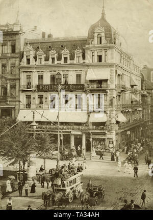 La coffeehouse Bauer del proprietario Mathias Bauer sul boulevard Unter den Linden di Berlino. La caffetteria è stata decorata secondo lo stile della Belle Epoque. In un edificio accanto alla hall è stata una sala biliardo e una sala di lettura e sala Ladies. In questo modo è stato possibile per le donne a visitare un pubblico cafe. All'interno sono state le immagini di Christian Wilberg e Albert Hertel. Nel 1884 divenne il primo cafe per essere dotati di luci elettriche. Foto Stock