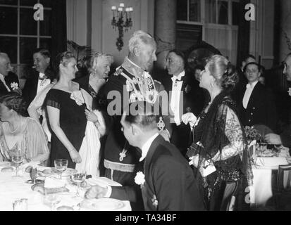 Il principe ereditario Wilhelm (standing, in uniforme) in corrispondenza di un evento festivo di Cecilienhilfe. Probabilmente era un'organizzazione caritativa della moglie Crown Princess Cecilie, nato Duchessa di Mecklenburg. Foto Stock