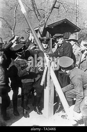 Durante l'annessione dell'Austria per il Reich tedesco, la rimozione delle barriere alla frontiera. Foto Stock