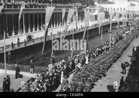 Le truppe della Wehrmacht marzo a Karlovy Vary. Poiché l'accordo di Monaco di Baviera, il Sudetenland era stato collegato al Reich tedesco. Foto Stock