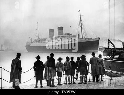 La ocean liner 'Mauretania' raggiunge il porto di Londra dopo il suo primo viaggio a New York attraverso il Tamigi. Il 'Mauretania' era la nave più grande che mai navigato sul Tamigi. Foto Stock