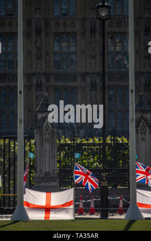 Partito Brexit adesivi e bandiere nazionali line Piazza del Parlamento il 21 maggio 2019, prima dell'UE MEP elezioni di maggio 23rd. Credito: Malcolm Park/Alamy. Foto Stock