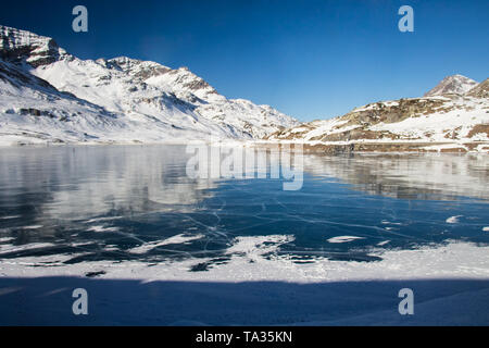 Ghiaccio nero su un lago ghiacciato al Passo Bernina Foto Stock