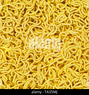 Non cotti tagliatelle istante seamless texture in colore naturale . Foto Stock