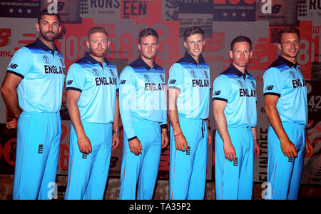 Inghilterra (da sinistra a destra) Liam Plunkett, Jonny Bairstow, Jason Roy, Joe Root, Eoin Morgan e Jos Buttler durante il nuovo equilibrio Inghilterra Kit scoprimento in St Katherines e Wapping, Londra. Foto Stock