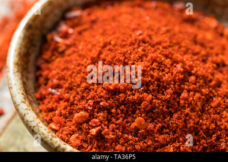 Organico secco Sriracha Spice in una ciotola Foto Stock