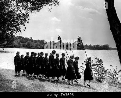 Le ragazze del BDM-Untergau 200 Steglitz-Tempelhof durante una passeggiata a lago nella Pentecoste camp vicino a Klein Koeris. Foto Stock