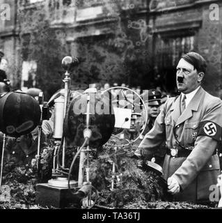 Hitler durante il suo discorso alla gioventù tedesca nel Lustgarten, Berlino. Nella parte anteriore del leggio, vari microfoni, compresa una bottiglia di Neumann e un microfono Reisz. Foto Stock