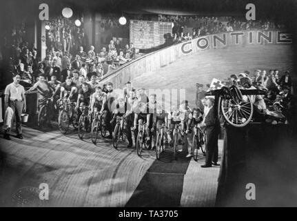 Scena del film 'um eine Nasenlaenge' dal 13 settembre 1931. Foto Stock