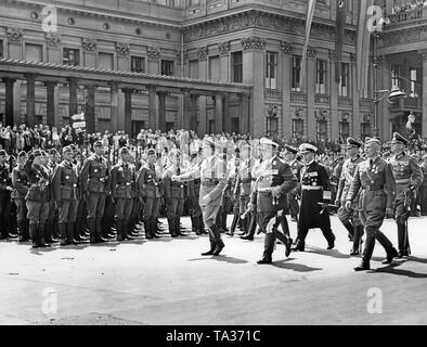 Foto del Reich Cancelliere Adolf Hitler (anteriore sinistro) e altri militari di alto rango, da sinistra a destra: Maresciallo di Campo Hemann generale Goering, General der Flieger Hugo Sperrle, General der Flieger Hellmuth Volkmann, Colonel-General Erhard Milch, Grand Ammiraglio Raeder Ercih, Colonel-General Wilhelm Keitel e comandante della legione Condor Wolfram Freiherr von Richthofen, che dopo una ghirlanda-posa cerimonia nella Neue Wache (nuovo corpo di guardia), sta ispezionando le truppe della legione in Unter den Linden Strasse. Foto Stock