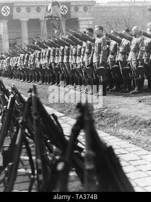 Dopo l'annessione dell'Austria per il Reich tedesco, la polizia austriaca è giurato di Adolf Hitler. Le formazioni di polizia prestare giuramento sulla Heldenplatz di Vienna. Foto Stock