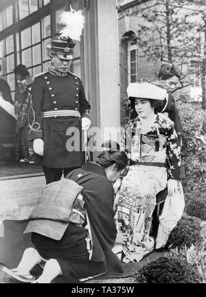 Il 18 maggio 1933, il diciannovenne figlia Kaoru Araki (destra) della guerra giapponese Ministro Sadao Araki, si prepara per il suo matrimonio con Hideo Shiabu in Tokyo. Foto Stock