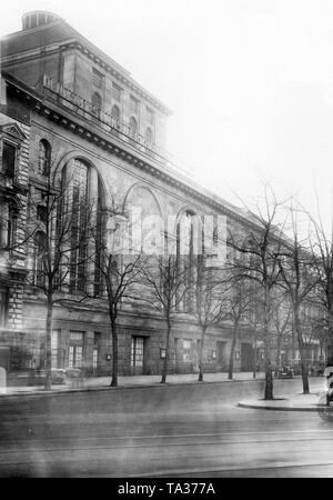 Il vecchio Komische Oper di Friedrichstrasse, all'altezza del ponte Weidendammer a Berlino. L' opera è stata distrutta durante la guerra e non deve essere confuso con la Komische Oper (fino al 1944 Teatro Metropolitan) in Behrenstrasse. Non datata (foto) Foto Stock