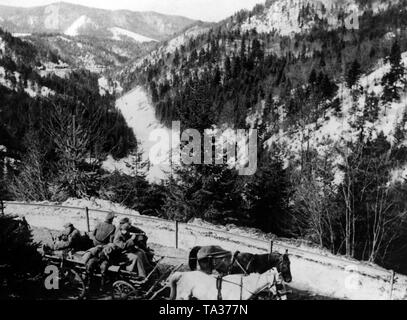 Nelle ultime settimane di guerra, alcune delle unità tedesche si stanno spostando attraverso la Slovacchia. Qui, un carrello nelle montagne slovacche. Foto di Propaganda Company (PK): corrispondente di guerra Waske. Foto Stock