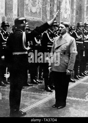 SS ufficiali congratularmi con Adolf Hitler il suo cinquantesimo compleanno con un rotolo chiamata prima della nuova Cancelleria del Reich. Foto Stock