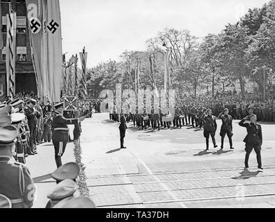 Foto del generale dello staff della Luftwaffe (nella parte anteriore, salutando il comandante maggiore generale Wolfram Freiherr von Richthofen) marciando nella parte anteriore del comandante in capo della Luftwaffe (tedesco Air Force) Hermann Goering (sulla sinistra con il generale delle baton) a Karl Muck Platz (oggi, Johannes Brahms Platz ) in Neustadt (Amburgo) il 30 maggio 1939. Dietro, una marching band della legione. Foto Stock