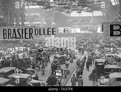 Panoramica di una sala esposizioni del Motor Show di Parigi nel Grand Palais Foto Stock