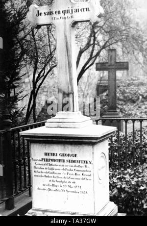 Un grave croce francese con una iscrizione sul cimitero Huguenot a Berlino. Foto Stock