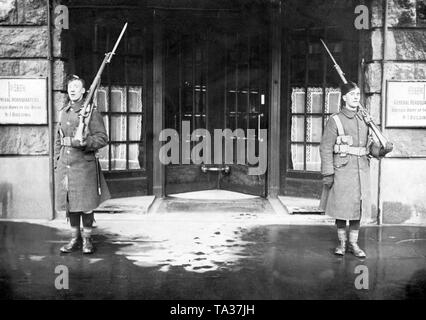 Due soldati britannici guardia dell'ingresso alla sede dell'inglese dell'esercito del Reno. Anche i soldati della 'esercito britannico del Reno" hanno preso parte all'occupazione della Renania. Foto Stock