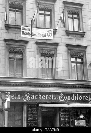 Campagna elettorale del Kampffront Schwarz-Weiss-Rot a Berlino. Un banner che chiede di votare per la nazionale tedesca del partito popolare (DNVP). Foto Stock