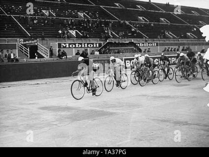 I partecipanti del ciclismo su pista nel Campionato del Mondo 1933 pass la tribuna sulla pista da corsa all'Autodromo de Monthlery. Foto Stock