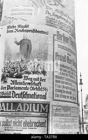 Un ??cartellone elettorale del DNVP (nazionale tedesco del Partito popolare) su una colonna di pubblicità per una delle due elezioni del Reichstag nel 1932. Reich Presidente Paul von Hindenburg è visto come una grande figura prima di parlamentari. Il ricorso si legge: "più potenza al Presidente del Reich! Via con la dittatura dei parlamenti (articolo 54). Votare per la nazionale tedesca! ' Foto Stock