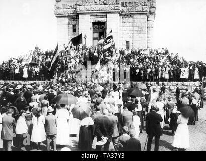 In estate di 1921 gruppi di giovani dalle zone minacciate riuniti in oriente ai piedi dell'Bismarckwarte sul Mueggelberg vicino a Berlino per dimostrare contro la cessione alla Polonia. Gustav Stresemann parla ai partecipanti incorniciato dalla bandiera imperiale. Foto Stock