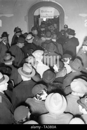 Foto della coda nella parte anteriore della stazione di polling per i cittadini stranieri di Danzica (persone che non sono state registrate in Gdansk). Nelle ultime elezioni della libera città di Danzica, il NSDAP non ha ottenuto la maggioranza dei due terzi. Così, il coordinamento è stato impedito. Foto Stock