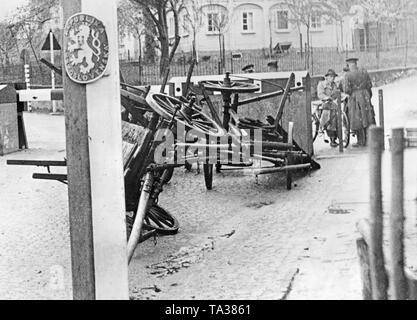 Nel corso della crisi può, Cechi barricade la frontiera di Seifhennersdorf con carri capovolta. Dopo la relazione sui movimenti di truppe della Wehrmacht in Sassonia e Baviera, il governo ceco ha deciso per una mobilitazione parziale nel Sudetenland crisi. Foto Stock