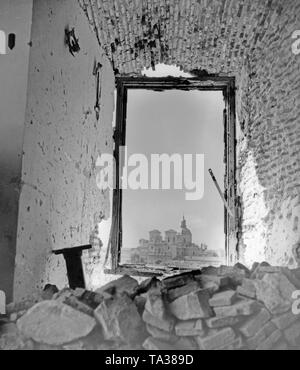 Foto della Chiesa dei Gesuiti di San Ildefonso da una rovina il telaio del finestrino dell'Alcazar di Toledo dopo la liberazione della fortezza spagnola le truppe nazionali il 26 settembre 1936. Foto Stock