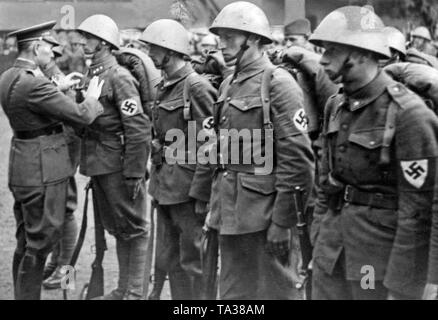 Ferdinando generale Catlos successi di soldati slovacca. All'inizio di settembre 1939, scoppiò la Seconda Guerra Mondiale. I soldati slovacca usura swastika fasce da braccio. Foto Stock