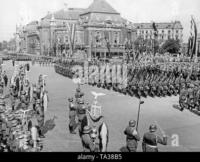 Foto della parata degli eventi su Karl Muck Platz (oggi Johannes Brahms Platz) in Neustadt (Amburgo), in occasione del ritorno della Legione Condor dalla Spagna il 30 maggio 1939. Di fronte è la riproduzione di una banda musicale della Wehrmacht. Nel frattempo legionari sono in passerella. Sullo sfondo, la Laeiszhalle (ex Musikhalle di Amburgo). Foto Stock