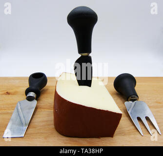 Italian Fontina sul tavolo di legno, sfondo bianco Foto Stock