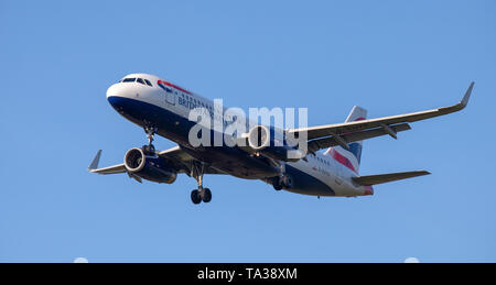 British Airways Airbus A320 G-EUYS sull approccio finale all aeroporto di Heathrow LHR Foto Stock