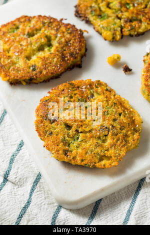 Formaggio di casa e il mais Arepas con cipolla verde Foto Stock