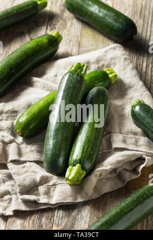 Materie organiche verde Zucchini pronti per cucinare Foto Stock