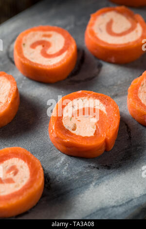 In casa Salmone affumicato PInwheels con crema di formaggio Foto Stock