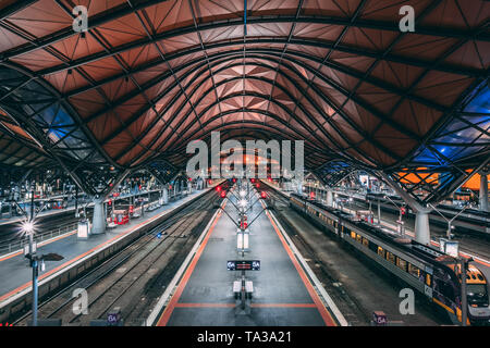 La stazione dei treni di Southern Cross in serata, Melbourne, Australia Foto Stock