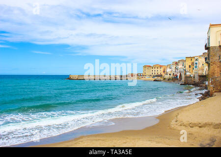 Belle vecchie case sulla costa del Mar Tirreno in siciliano Cefalu, Italy. La piccola città storica con spiaggia di sabbia è un italiano popolare destinazione turistica. Foto Stock