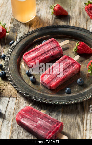 Congelati in casa il Kombucha Berry Popsicles con fragole Foto Stock