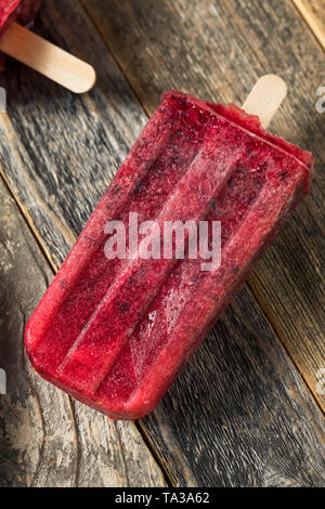 Congelati in casa il Kombucha Berry Popsicles con fragole Foto Stock