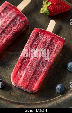 Congelati in casa il Kombucha Berry Popsicles con fragole Foto Stock